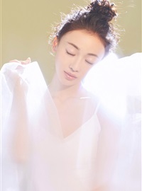 Dance beauty star Wu Jinyan halter skirt breast body art photo(2)